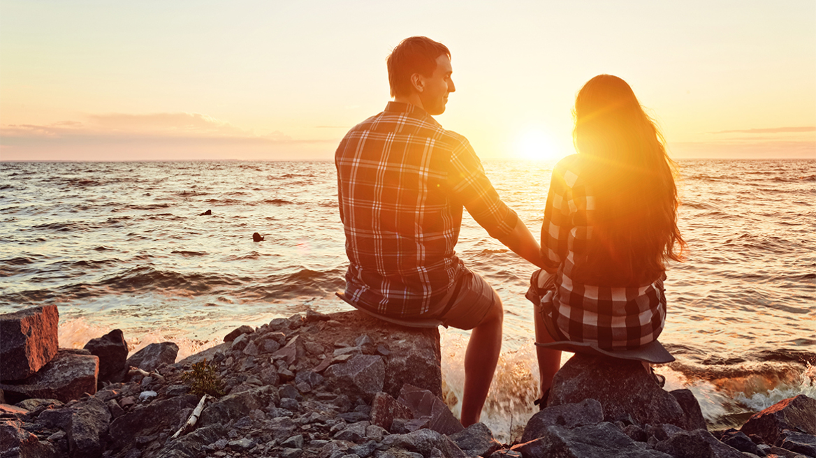 Τα γραφεία γνωριμιών επέστρεψαν – Ετσι γίνονται τα συνοικέσια στην εποχή της ψηφιακής μοναξιάς