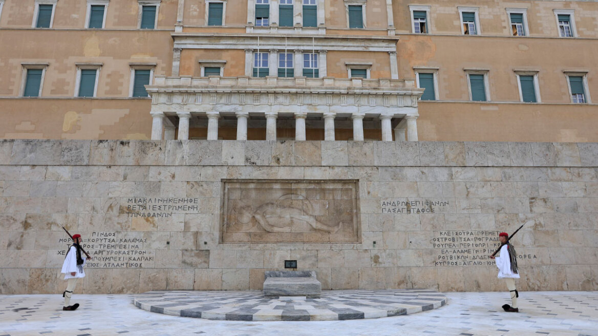 Σε ετοιμότητα για τις παρελάσεις η κυβέρνηση - Η επίθεση από κουκουλοφόρους στον Βορίδη και το βλέμμα στη «σιωπηρή πλειοψηφία»