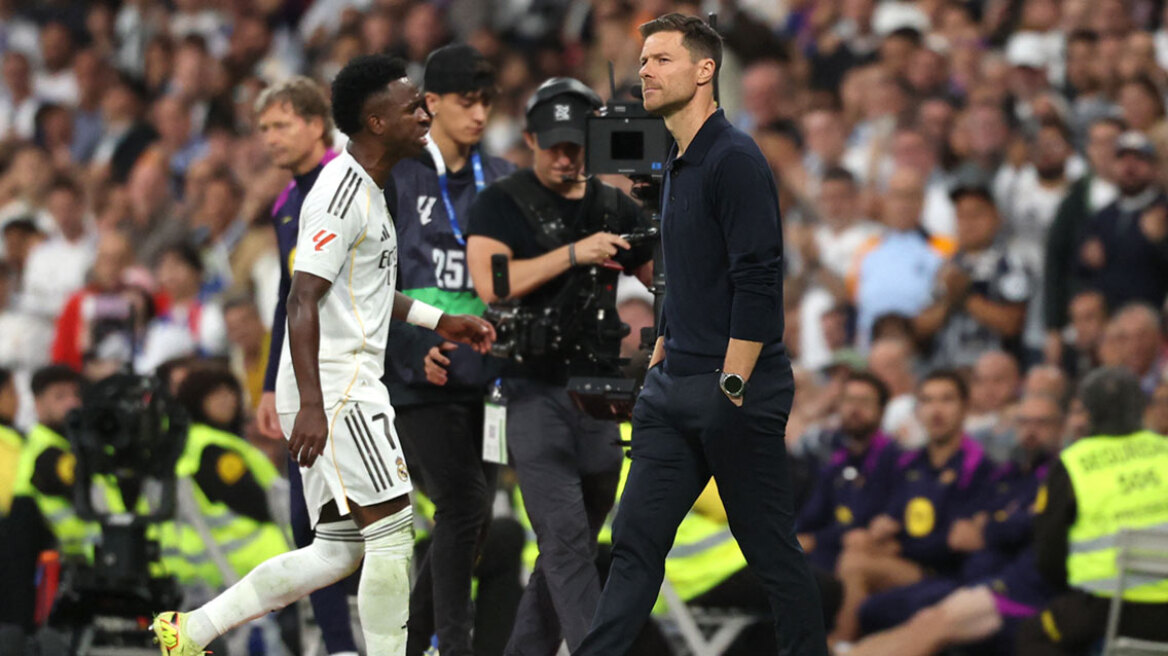 Ρεάλ Μαδρίτης - Μπαρτσελόνα: Έγινε χαμός όταν ο Αλόνσο έβγαλε τον Βινίσιους - «Εγώ αλλαγή; Φεύγω από την ομάδα»