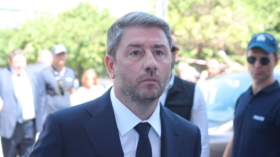 Οργή στο ΠΑΣΟΚ από την απουσία Ανδρουλάκη στην κηδεία Σαββόπουλου και τον διευθυντή της... μιας ημέρας