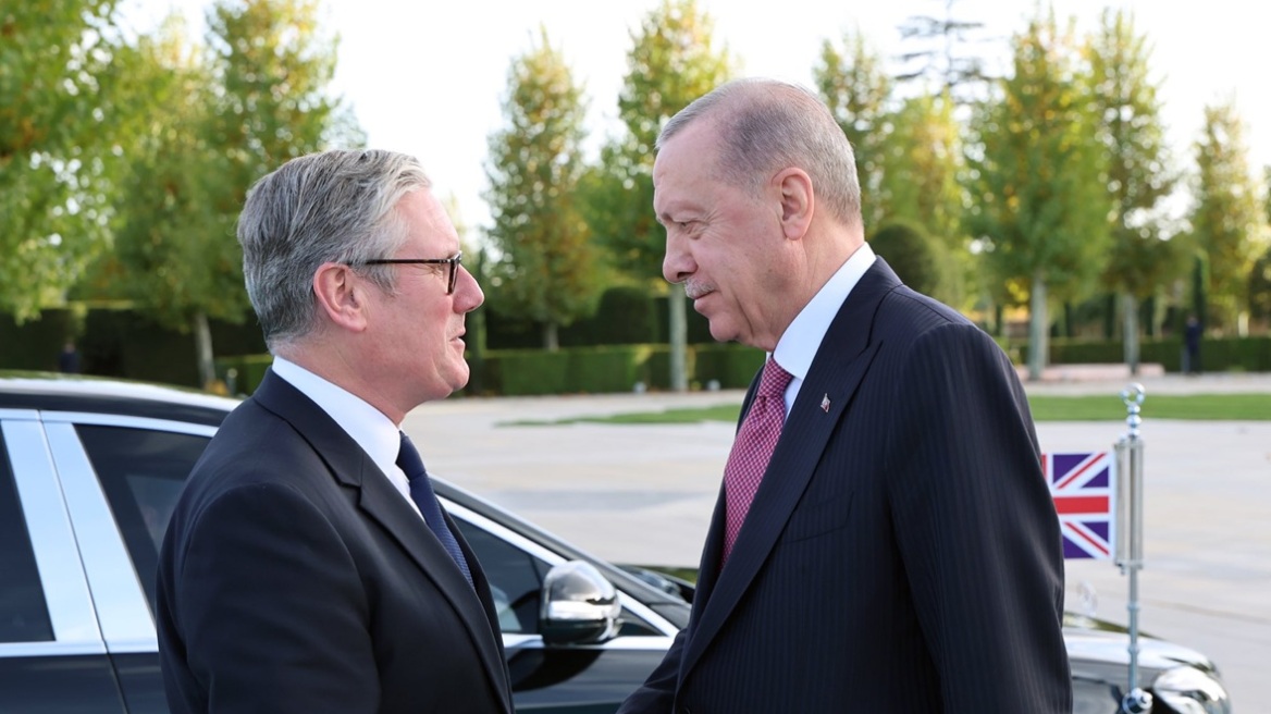 Στην Άγκυρα ο Στάρμερ, συναντάται με τον Ερντογάν - Έστειλε δύο Eurofighter στην Τουρκία πριν την άφιξή του, λέει βρετανικό μέσο