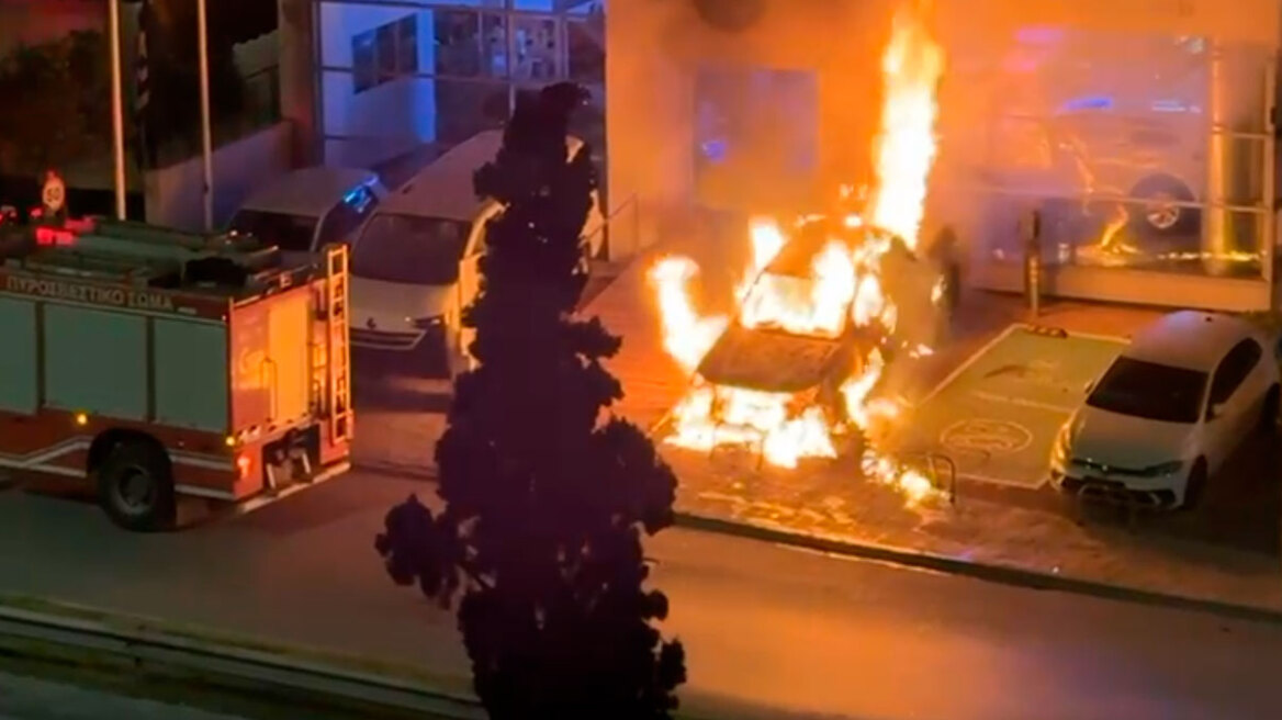 Η στιγμή που η φωτιά κατακαίει τα αυτοκίνητα στη Νέα Φιλαδέλφεια - Πέταξαν μπουκάλια με βενζίνη στα ΙΧ και εξαφανίστηκαν
