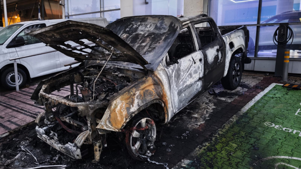 Εμπρησμός η φωτιά σε έκθεση αυτοκινήτων στη Νέα Χαλκηδόνα - Κάηκαν ολοσχερώς 5 οχήματα, δείτε φωτογραφίες