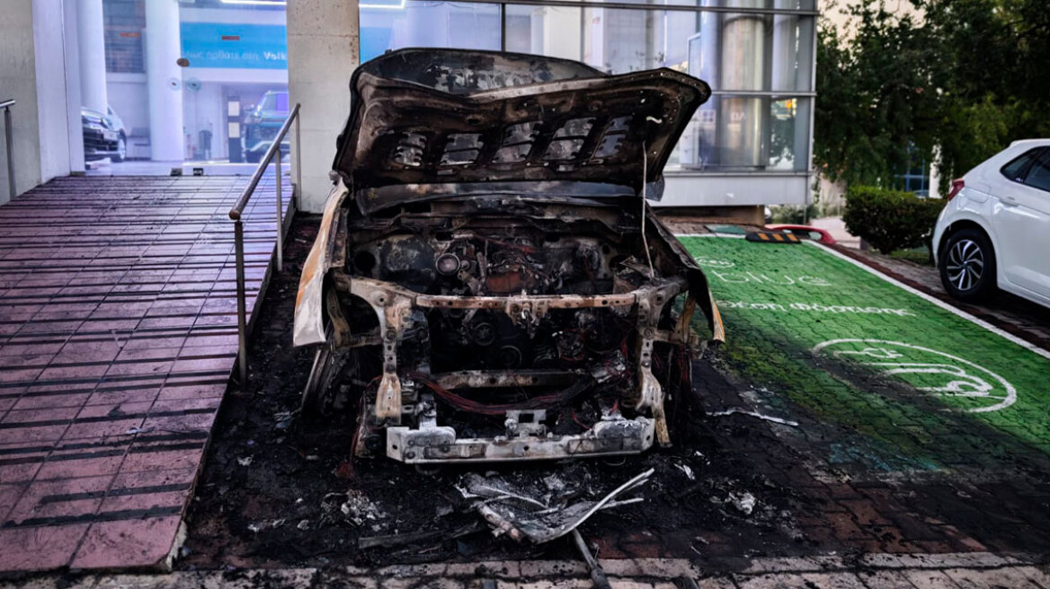 Φωτιά σε έκθεση αυτοκινήτων στη Νέα Χαλκηδόνα - Ζημιές σε 9 οχήματα