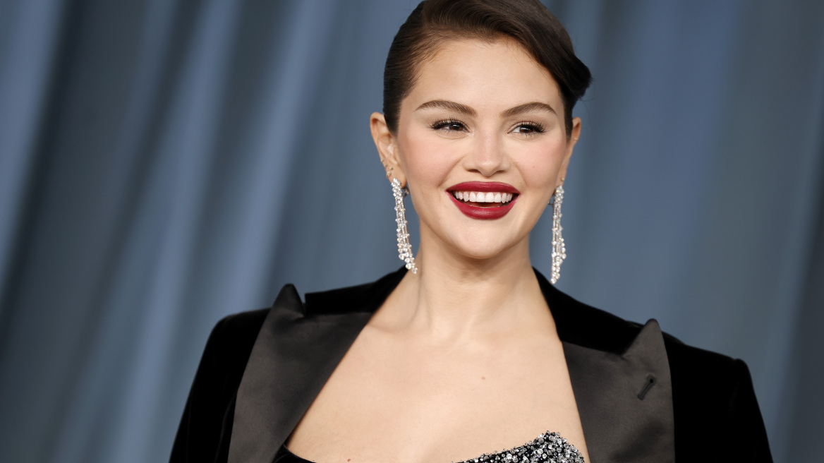 Η απόχρωση που δεν αποχωρίζεται η Selena Gomez στο φθινοπωρινό της μανικιούρ είναι και η δική μας αγαπημένη
