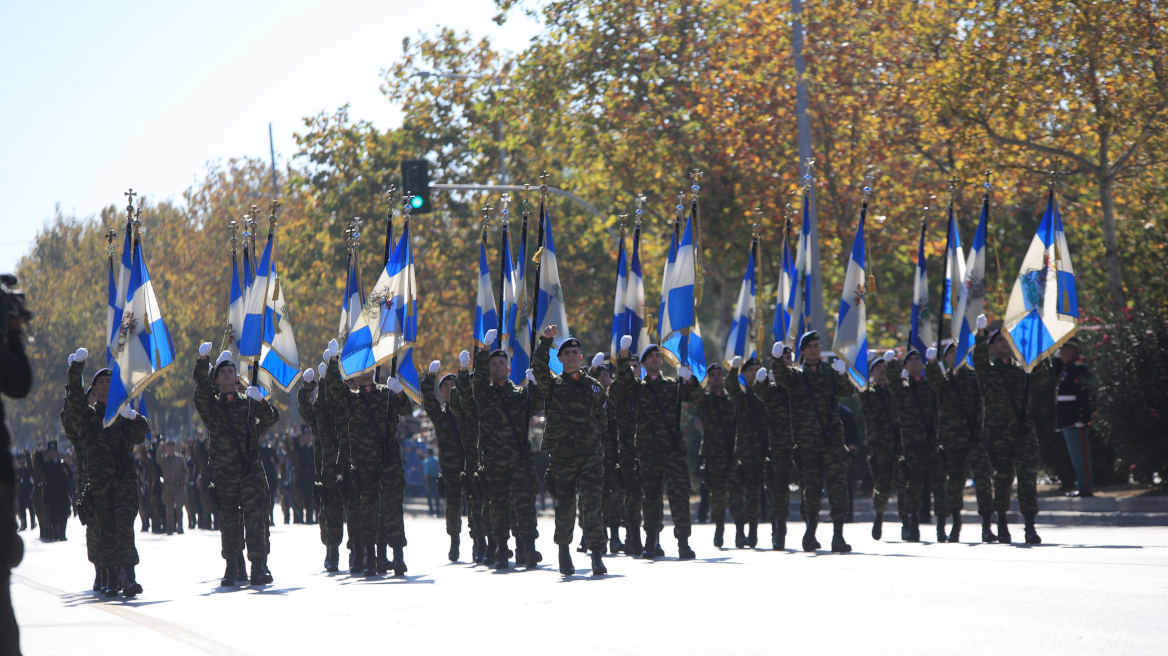 Στάση εργασίας στην ΕΡΤ 3 την ώρα της παρέλασης στη Θεσσαλονίκη - Διαμαρτυρία για τον κεντρικό παρουσιαστή 