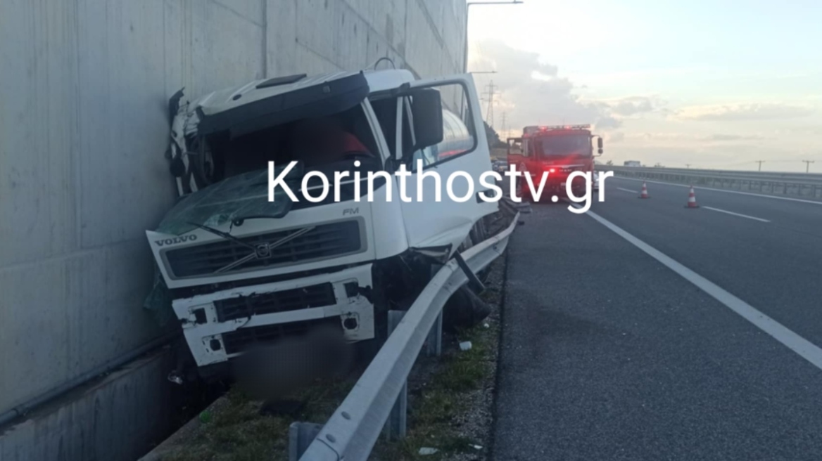 Τροχαίο με φορτηγό που μετέφερε ελαιόλαδο στην Εθνική Πατρών – Κορίνθου