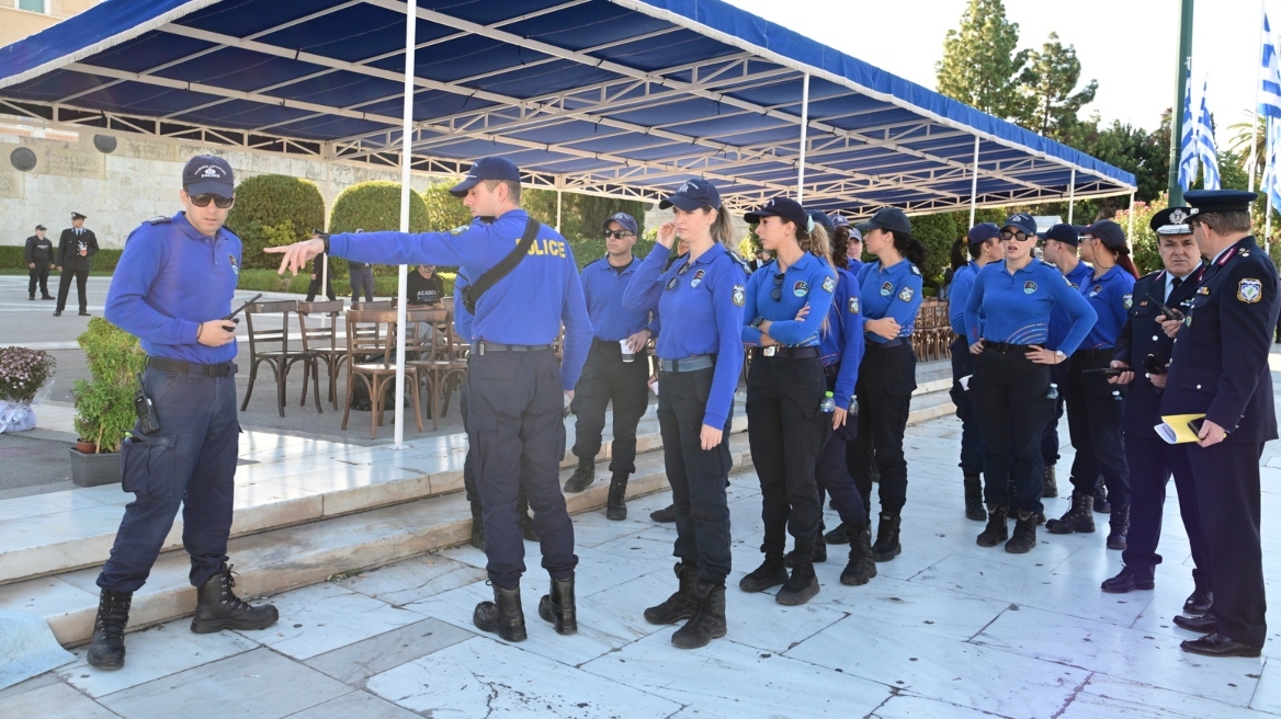 Ισχυρή η παρουσία της αστυνομίας στο Σύνταγμα ενόψει της μαθητικής παρέλασης - Δείτε φωτογραφίες