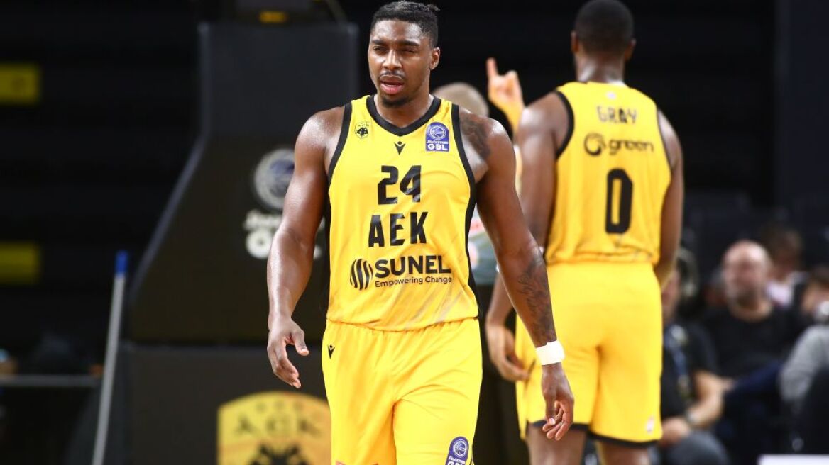 Η ΑΕΚ έκανε τα εύκολα δύσκολα αλλά νίκησε τη Λέβιτσε με 71-69 και αγκάλιασε την πρωτιά