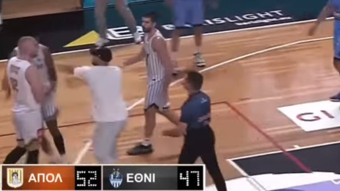 Απίστευτο σκηνικό σε αγώνα  Γ' κατηγορίας μπάσκετ: Οπαδός εισέβαλε στο παρκέ και έσπρωξε παίκτη - Δείτε βίντεο 