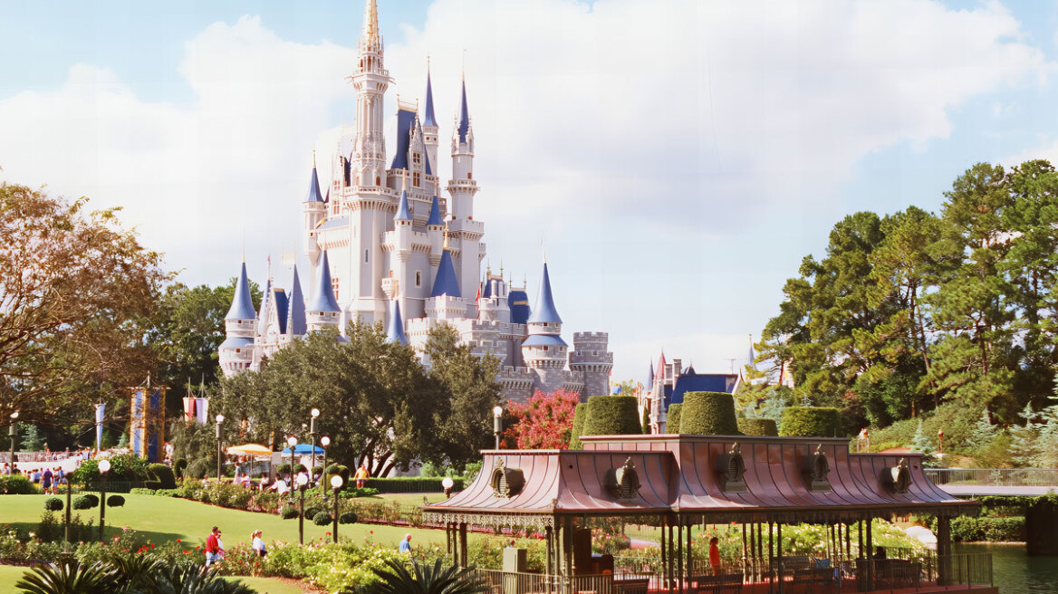 Τι σημαίνει ο «κώδικας των τριών σφυριγμάτων» στα θέρετρα της Disney: Γιατί δεν θέλεις να τον ακούσεις ποτέ
