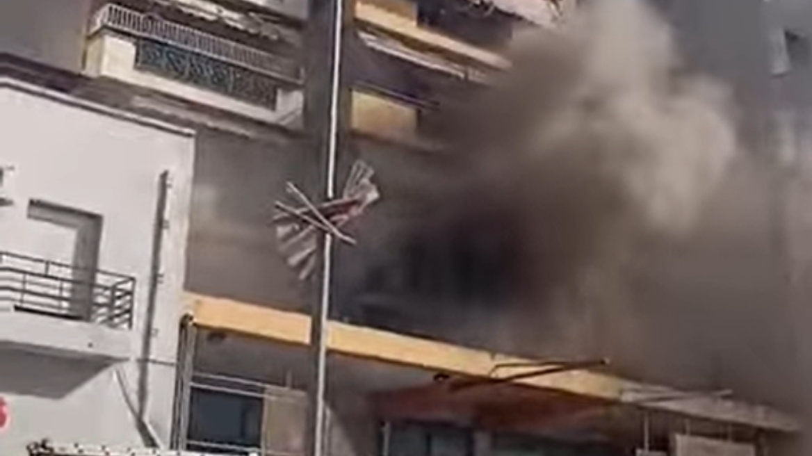 Φωτιά σε πολυκατοικία στην Θεσσαλονίκη - Γυναίκα βρέθηκε χωρίς τις αισθήσεις της στο κλιμακοστάσιο