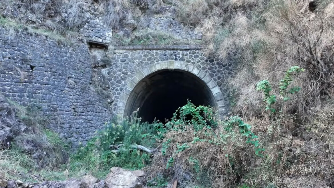 Φθιώτιδα: Το «ελληνικό Άουσβιτς» στον παλιό σιδηροδρομικό σταθμό Καρυών κατά τη διάρκεια του Β' Παγκοσμίου Πολέμου