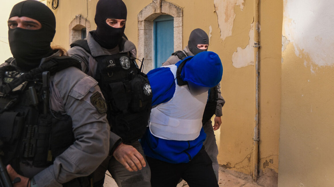 Με αλεξίσφαιρο στον εισαγγελέα ο 23χρονος από το ματωμένο γλέντι στην Κρήτη - Ποιος είναι ο βασικός ισχυρισμός του