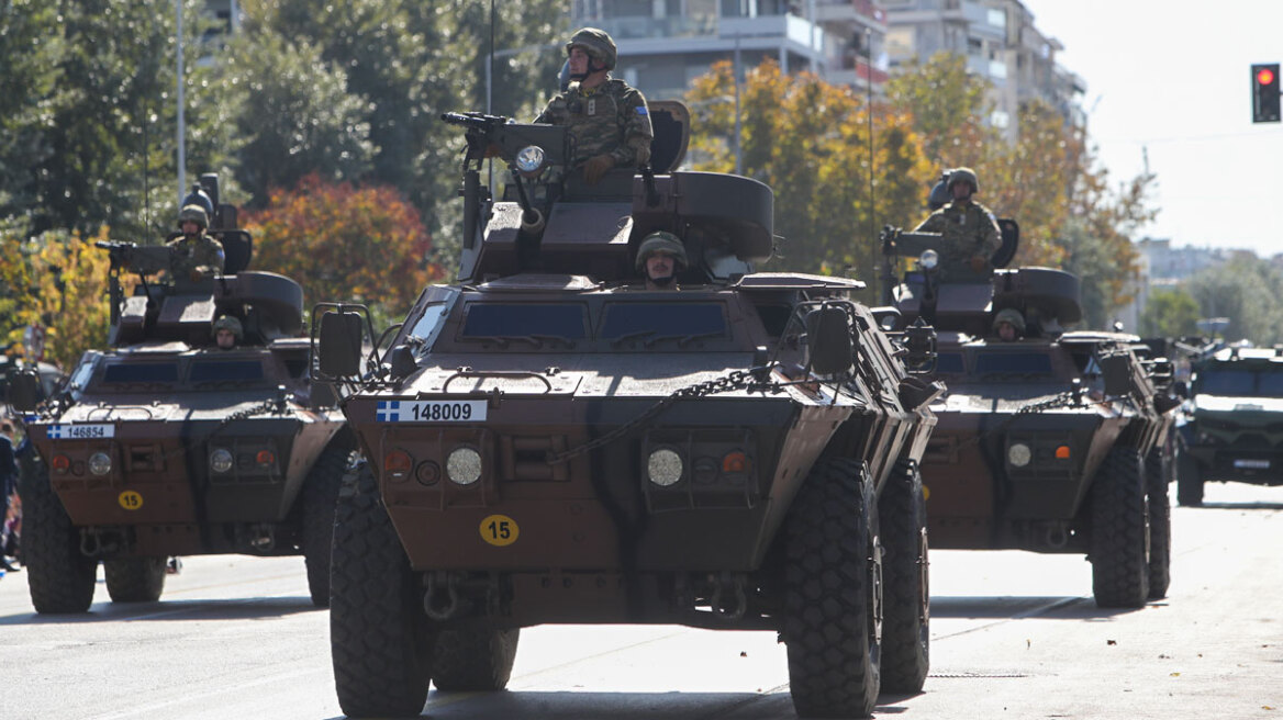 28η Οκτωβρίου:  Εντυπωσίασαν τα νέα όπλα, έκοψαν την ανάσα οι ελιγμοί του F-16  στην παρέλαση της Θεσσαλονίκης 