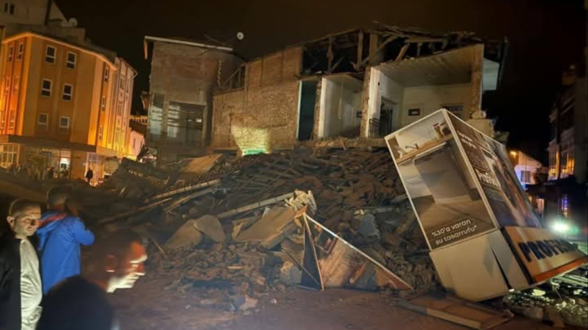 Βίντεο από τη στιγμή του σεισμού των 6,1 βαθμών στην Τουρκία - Τραυματίστηκαν 19 άτομα από τον πανικό τους
