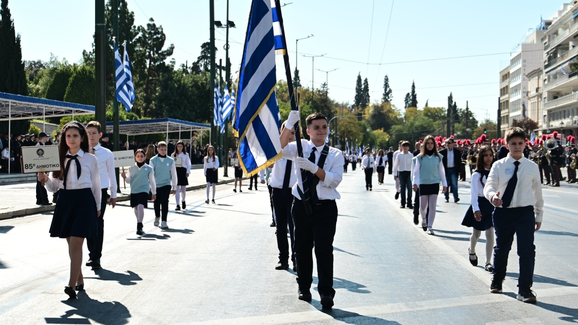 Το crash test των παρελάσεων, η εφαρμογή του νόμου στον Άγνωστο Στρατιώτη και η παρουσία Μητσοτάκη-Δένδια στη Θεσσαλονίκη