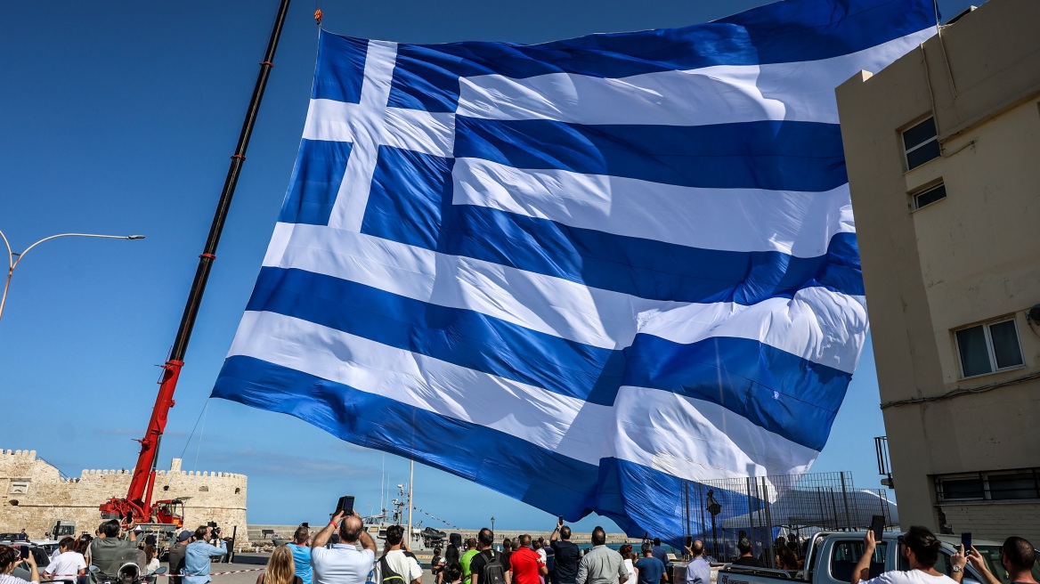 Στην Κρήτη υψώθηκε σημαία εμβαδού 1.440 τ.μ. - Δείτε βίντεο
