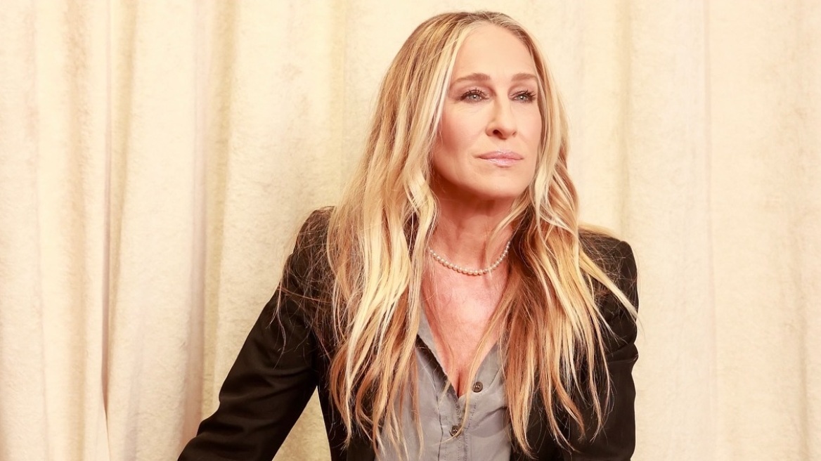 H Σάρα Τζέσικα Πάρκερ με business casual look και UGG μοκασίνια
