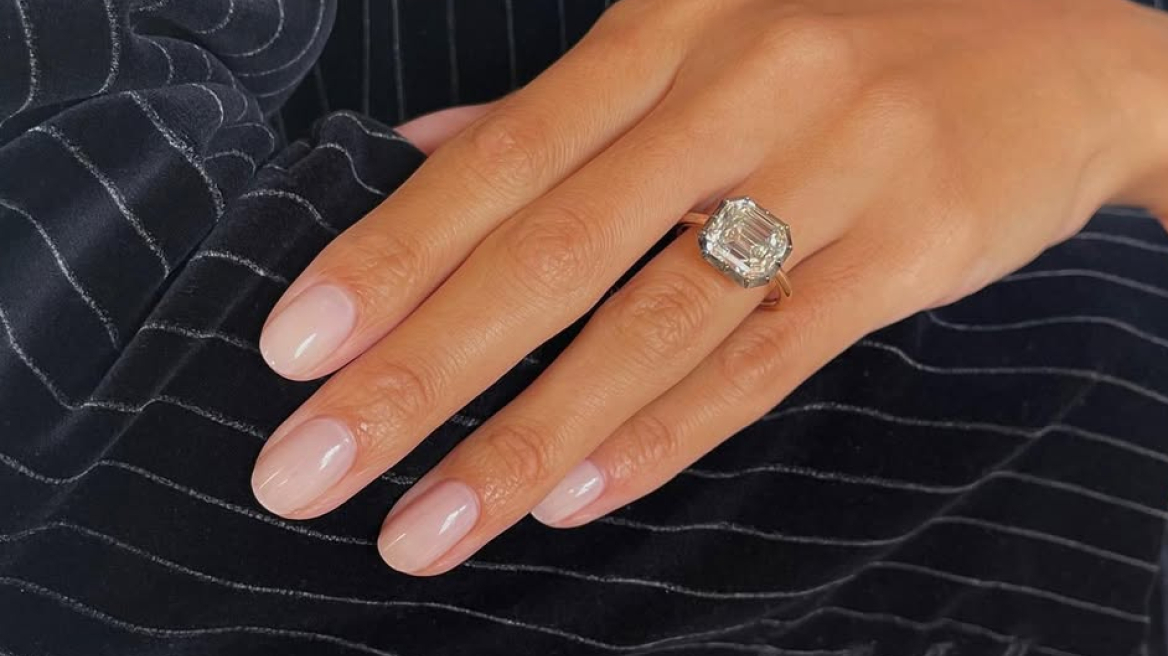 Vanilla Glass Nails: Η πιο κομψή και μίνιμαλ φθινοπωρινή τάση στο μανικιούρ
