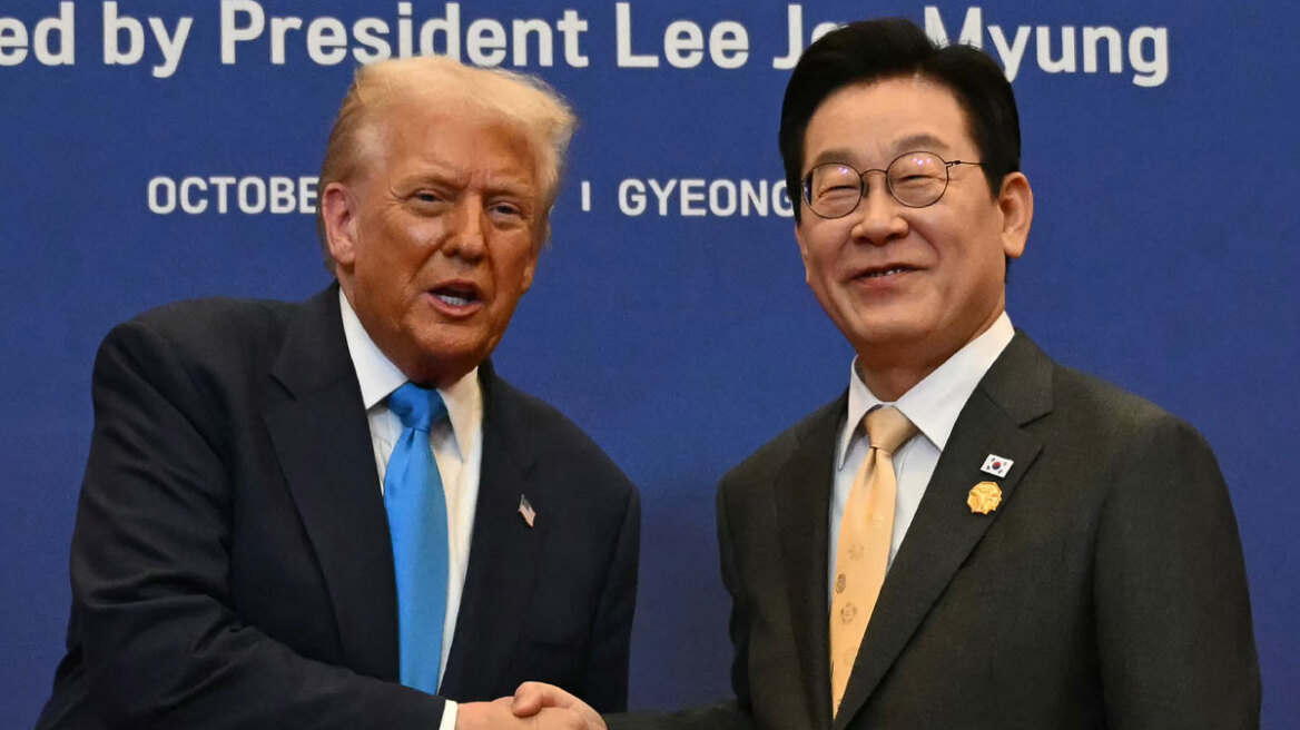 Ο Τραμπ ανακοίνωσε εμπορικό deal με τη Νότια Κορέα και ετοιμάζεται για την κρίσιμη συνάντηση με τον Σι Τζινπίνγκ