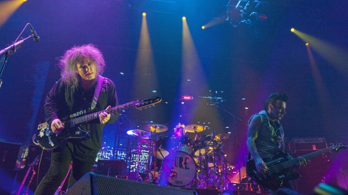 The Cure: Οι «αρχιερείς» του New Wave με τα μαύρα επιστρέφουν στην Αθήνα - Τα αξέχαστα live τους και το ανεξίτηλο στίγμα τους στη βρετανική μουσική
