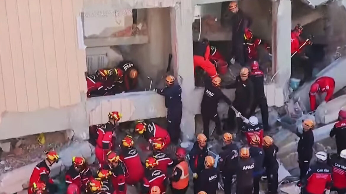 Αγωνία για οικογένεια με τρία παιδιά που εγκλωβίστηκε στα συντρίμμια του επταώροφου κτιρίου κοντά στην Κωνσταντινούπολη