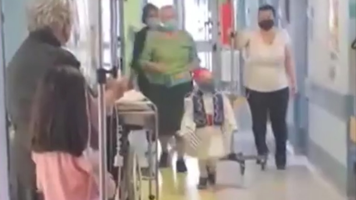 Δείτε βίντεο: Ο 5χρονος Γαβριήλ που δίνει μάχη με τον καρκίνο έκανε «παρέλαση» ντυμένος τσολιάς στους διαδρόμους του Ιπποκρατείου