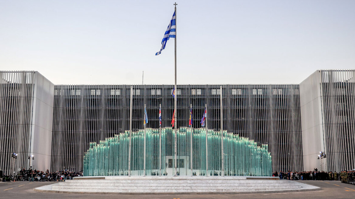 Εικόνα ισχύος το νέο Πεντάγωνο: Η βιοκλιματική όψη, η υπεροπλία στον αέρα και οι παρουσίες στα αποκαλυπτήρια
