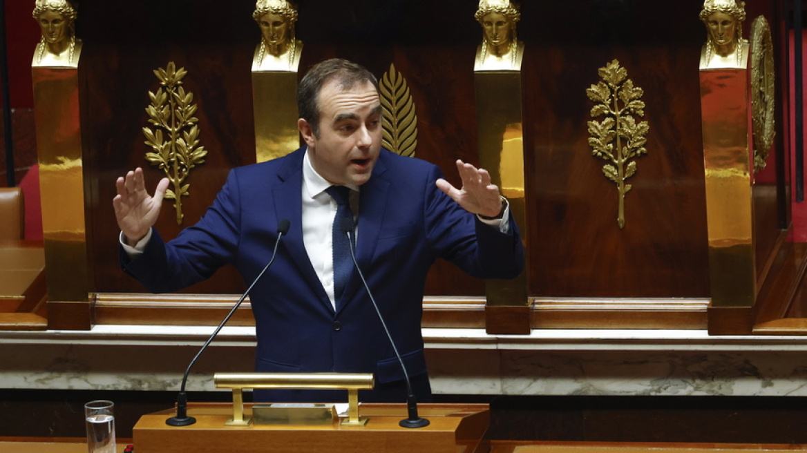 Η γαλλική κυβέρνηση θέλει να επαναδιαπραγματευτεί συμφωνία με την Αλγερία μετά το ψήφισμα που έφερε η Λεπέν
