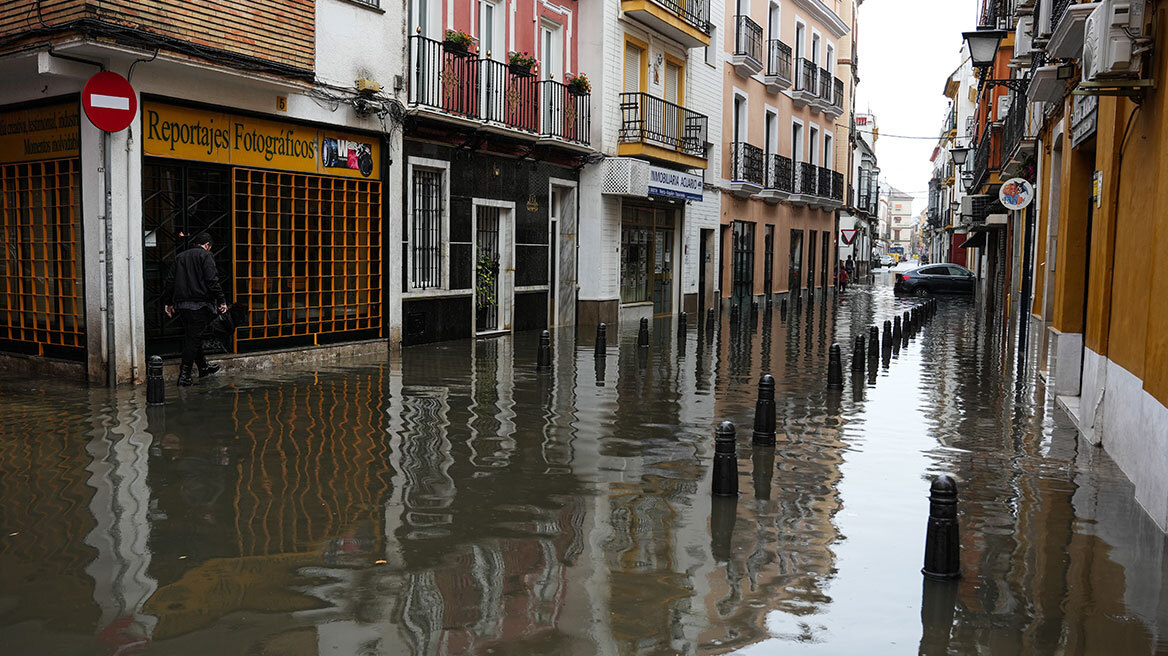 Σεβίλλη και Ουέλβα βυθίστηκαν στο νερό: Πλημμύρες σε νοσοκομεία και σχολεία, ακινητοποιημένα μετρό και τρένα 