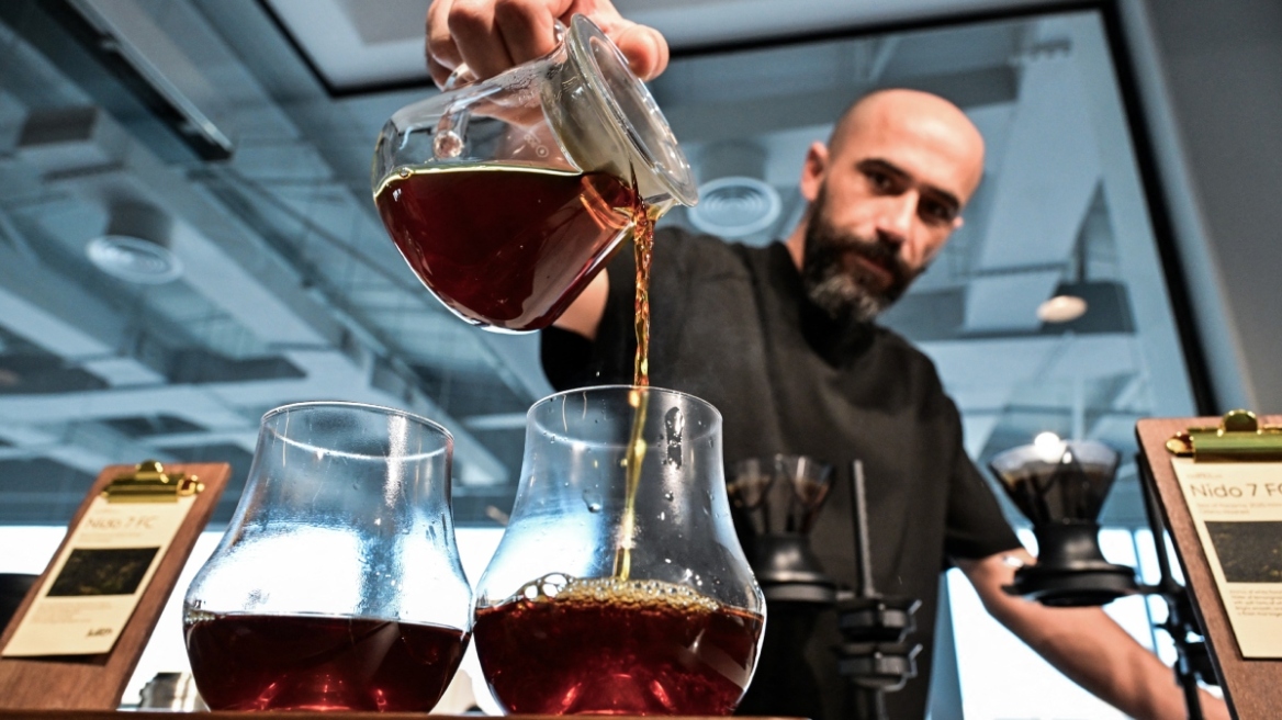 Καφές από... χρυσάφι στο Ντουμπάι: Παρασκευάζεται από σπάνιους σπόρους από τον Παναμά και κοστίζει 1.000 δολάρια το φλιτζάνι