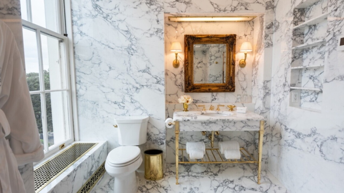 Ο Τραμπ καυχιέται για το νέο του μπάνιο στον Λευκό Οίκο: «Μαρμάρινο και πολυτελές»