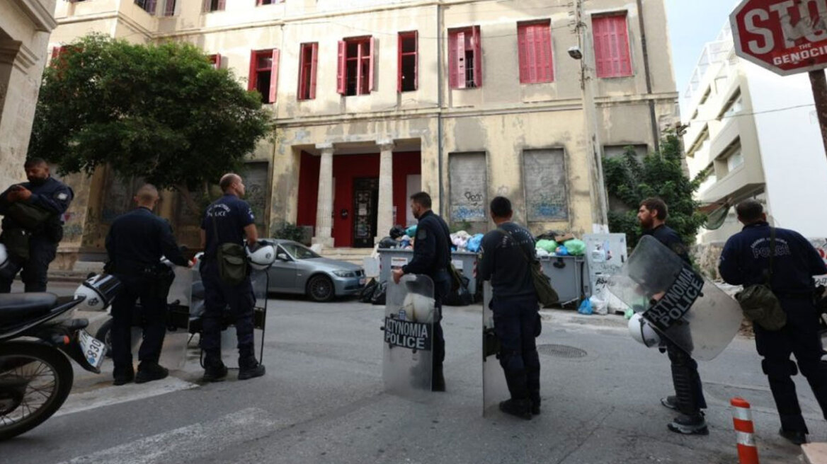 Έφοδος της ΕΛΑΣ στην κατάληψη του Ευαγγελισμού στο Ηράκλειο της Κρήτης - Έξι συλλήψεις για την επίθεση στον Βορίδη Έφοδος της ΕΛΑΣ στην κατάληψη του Ευαγγελισμού στο Ηράκλειο της Κρήτης - Έξι συλλήψεις για την επίθεση στον Βορίδη