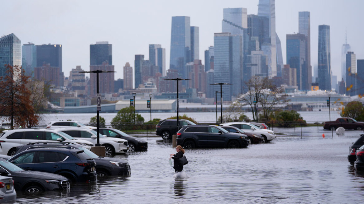 Η Νέα Υόρκη πνίγηκε από τη βροχή – Δύο νεκροί, προβλήματα στις πτήσεις, προειδοποιήσεις για πλημμύρες