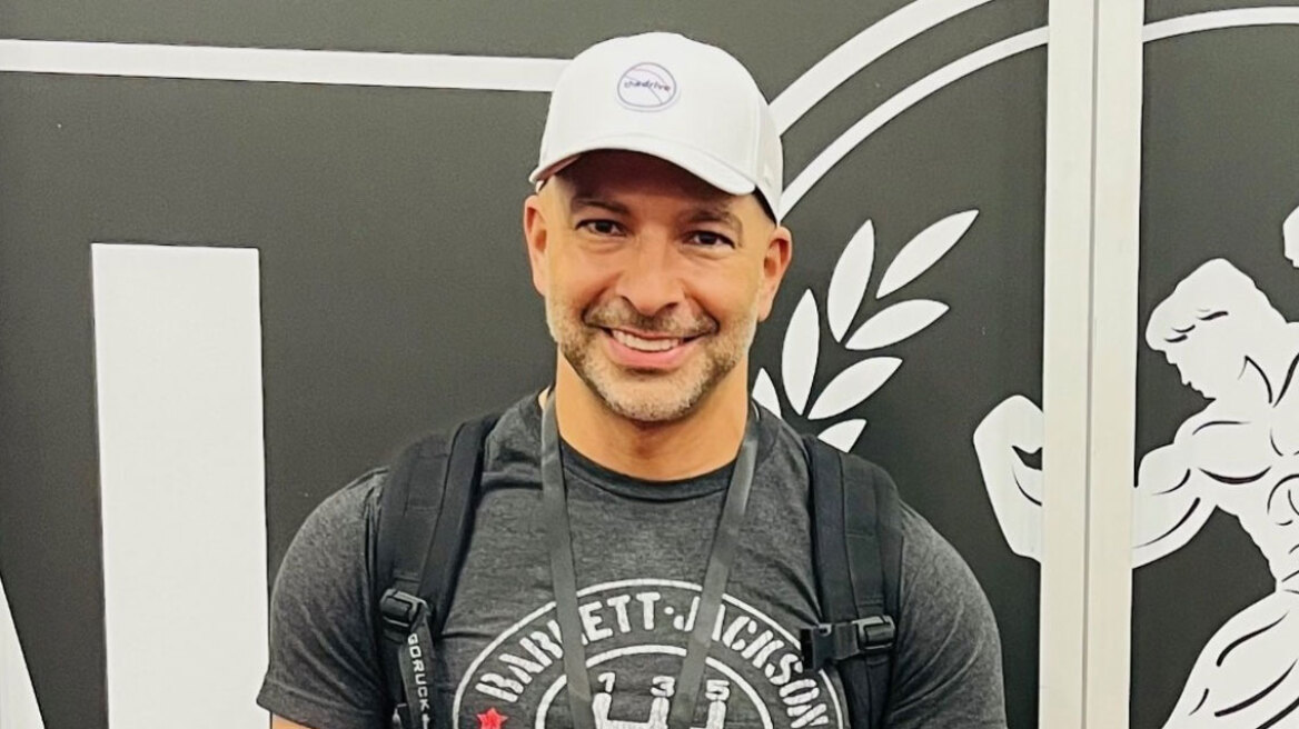 Δισεκατομμυριούχοι απευθύνονται σε αυτόν για να ζήσουν ως τα βαθιά γεράματα