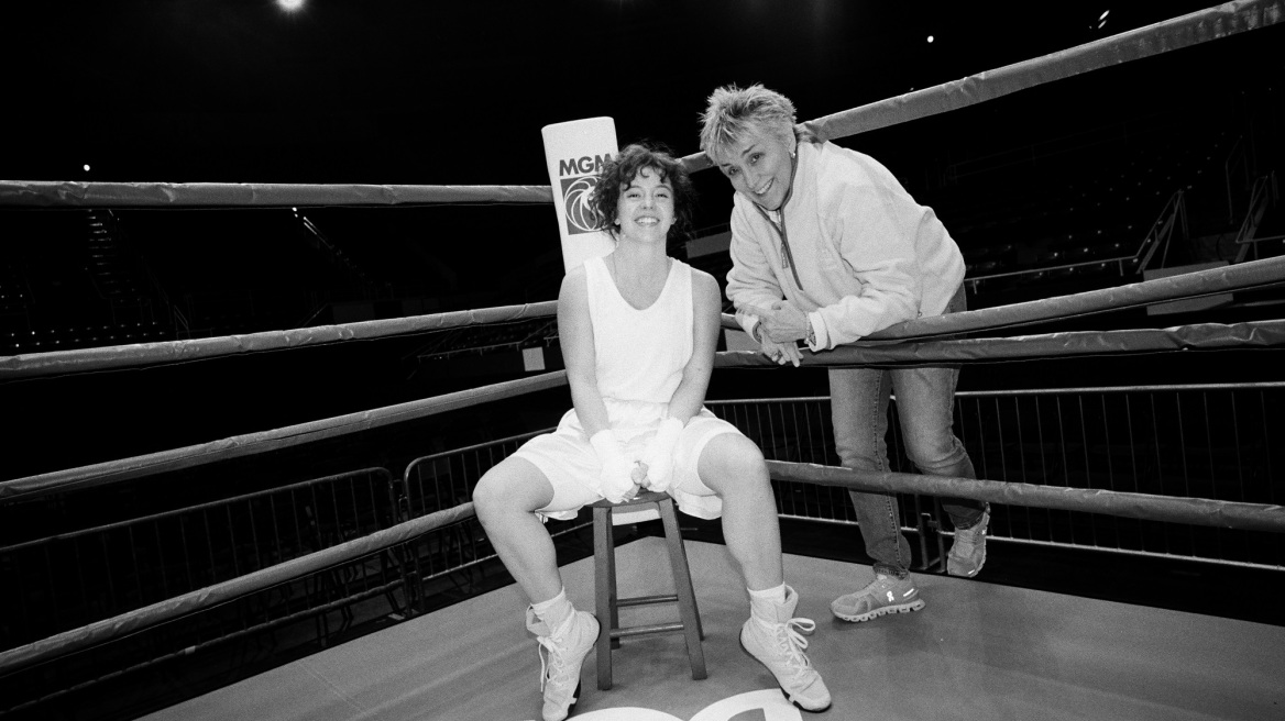 Σίντνεϊ Σουίνι: Όταν συνάντησε την αληθινή πυγμάχο-επιζήσασα κακοποίησης που υποδύεται στη νέα ταινία της (αποκλειστικό βίντεο)