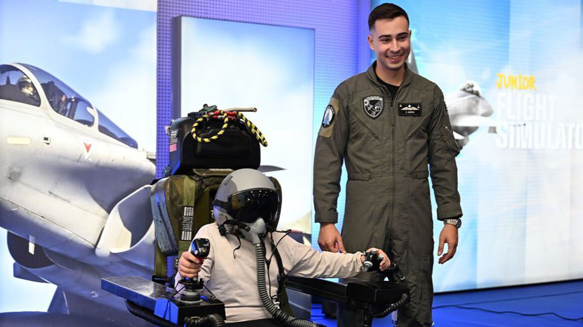 Πολίτες δοκίμασαν προσομοιωτές πτήσεων και συσκευές VR της Πολεμικής Αεροπορίας στο Σύνταγμα - Δείτε φωτογραφίες