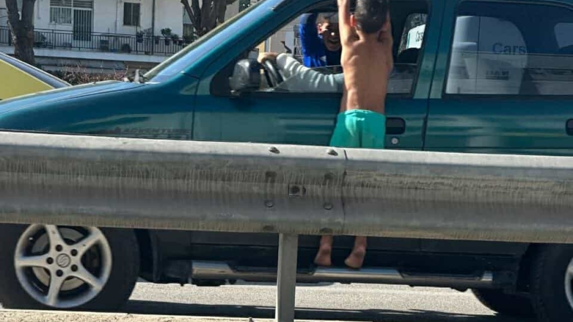 Μικροί Ρομά κρεμιούνται από ΙΧ σε διασταύρωση στην Πάτρα