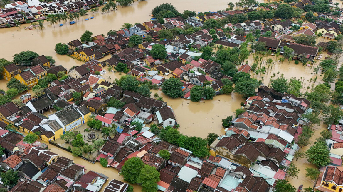 Τουλάχιστον 13 οι νεκροί και 11 οι αγνοούμενοι από τις πλημμύρες στο Βιετνάμ
