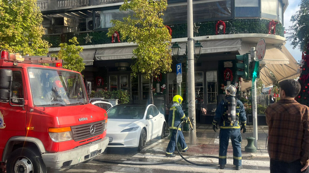 Φωτιά τώρα σε καφετέρια στη Λεωφόρο Νίκης στη Θεσσαλονίκη - Δείτε βίντεο και φωτογραφίες
