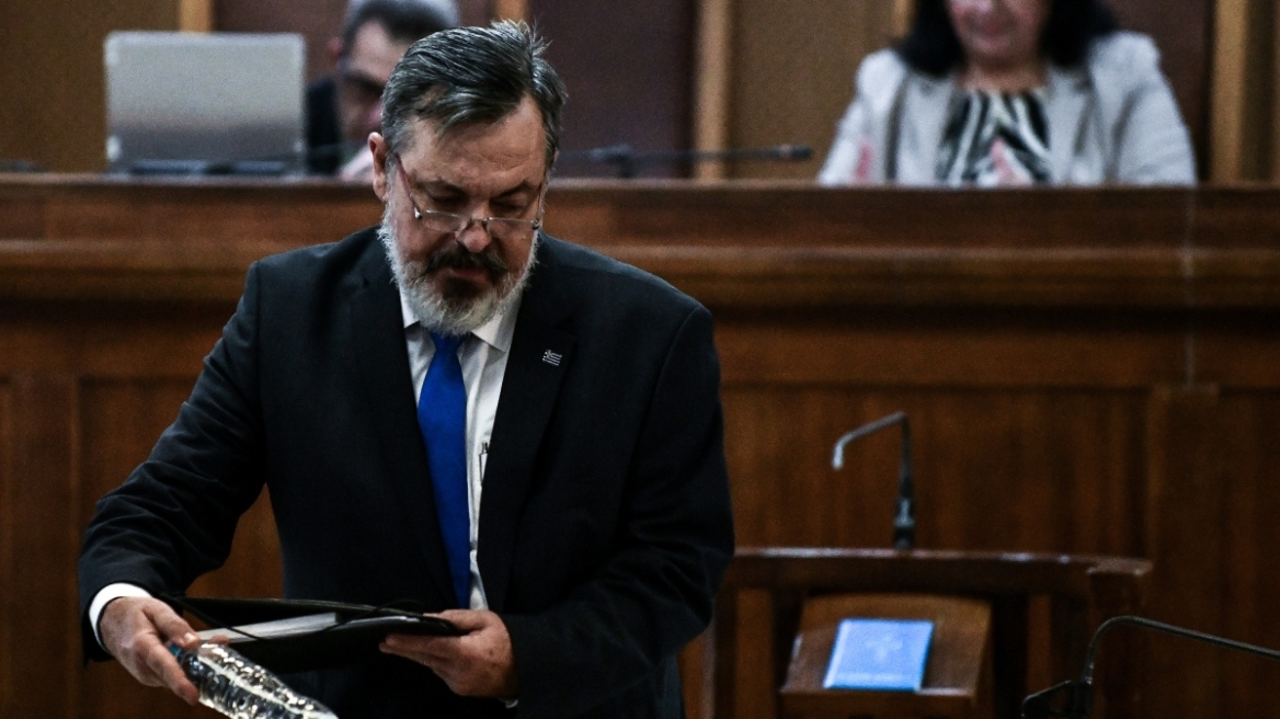 Απολογείται ο Παππάς της Χρυσής Αυγής: Ήμουν... νέος, είπε για τις φωτογραφίες του με ναζιστικά σύμβολα
