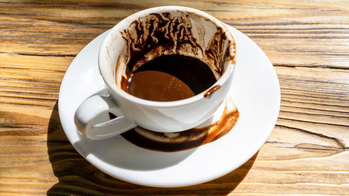 Καφεμαντεία και Ταρώ με ΑΦΜ: Αναμονή μιας εβδομάδας για ελεύθερο ραντεβού για το κοινό που διψάει για ελπίδα