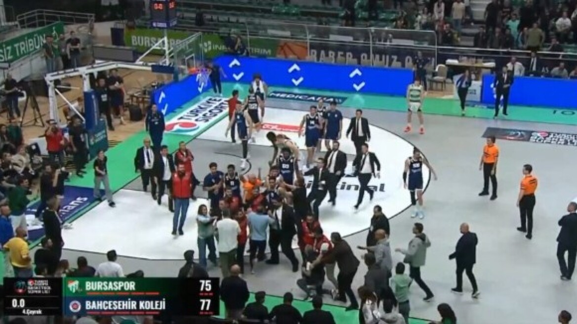 Χαμός σε αγώνα μπάσκετ στην Τουρκία: Οπαδοί της Μπούρσασπορ μπήκαν στο παρκέ για να κυνηγήσουν παίκτη της Μπαχτσεσεχίρ - Βίντεο 