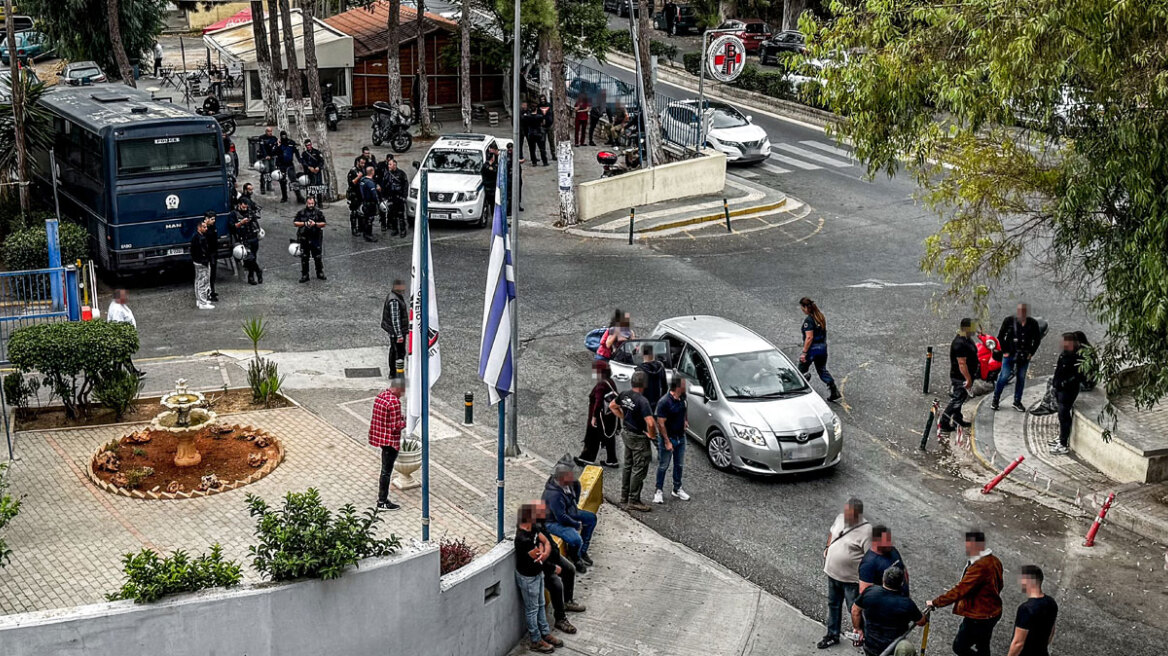 Σκηνές οδύνης στο Βενιζέλειο νοσοκομείο, συγγενείς θρηνούν τους ανθρώπους τους από τη βεντέτα στα Βορίζια Ηρακλείου