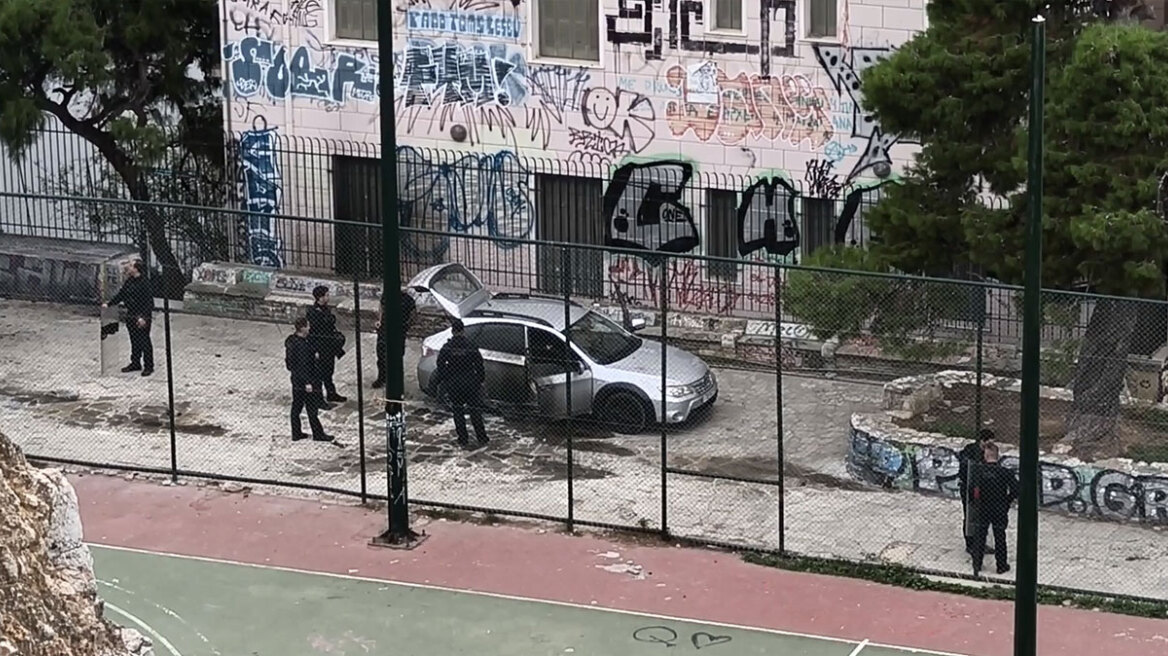 Επίθεση με μολότοφ σε αστυνομικούς της ΟΠΚΕ στα Εξάρχεια - Δείτε βίντεο