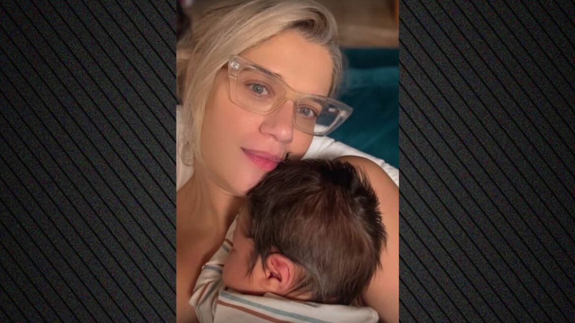 Η Τζένη Θεωνά φωτογραφίζεται αγκαλιά με τον νεογέννητο γιο της 