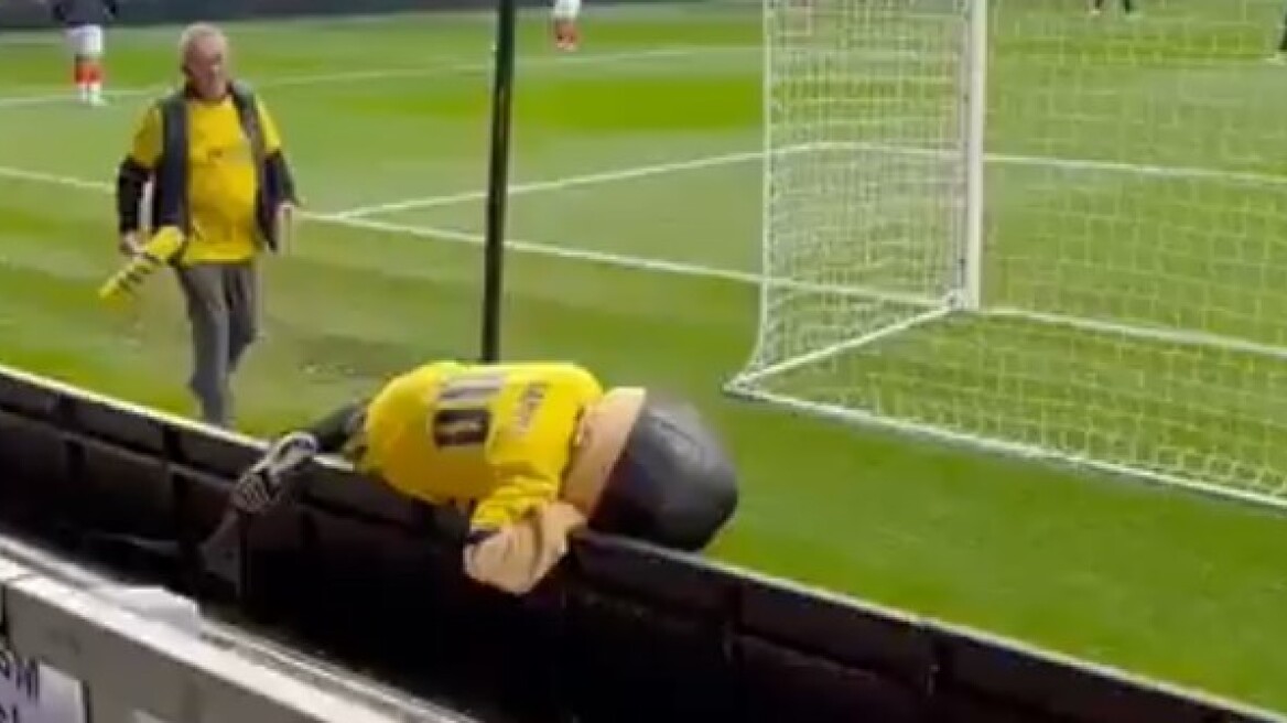 Μασκότ ποδοσφαιρικής ομάδας στην Αγγλία παραπατούσε σαν μεθυσμένη και οδηγήθηκε εκτός γηπέδου - Βίντεο 