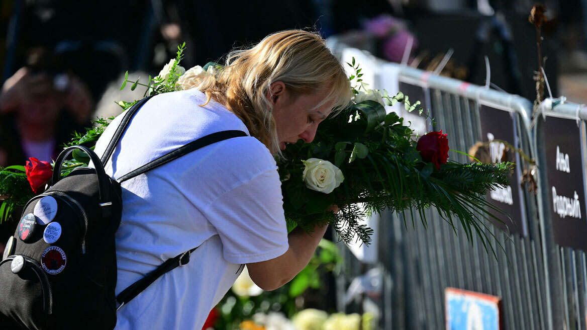 Σερβία: Μητέρα θύματος της τραγωδίας στο Νόβι Σαντ ξεκινά απεργία πείνας έξω από το κοινοβούλιο - Ζητά δικαιοσύνη για τον θάνατο του παιδιού της