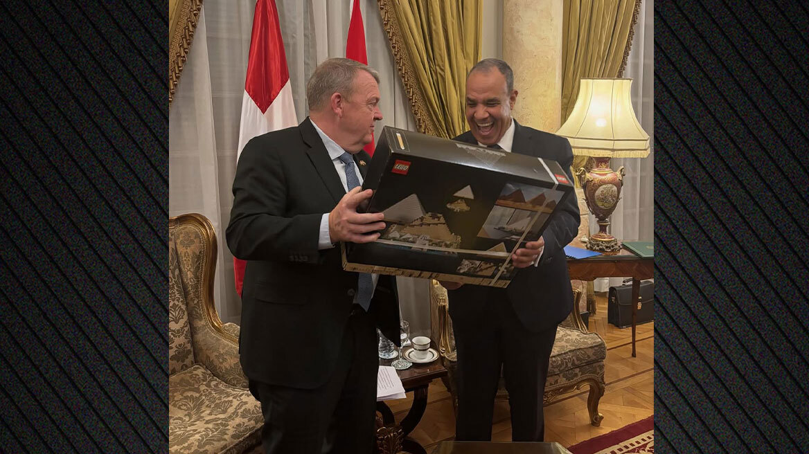 Ο Δανός υπουργός Εξωτερικών έκανε δώρο στον Αιγύπτιο ομόλογό του πυραμίδα lego για τα εγκαίνια του Μεγάλου Αιγυπτιακού Μουσείου